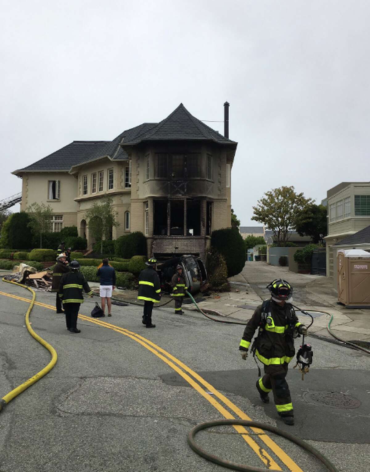 Driver dies when SUV smashes into house in SF's Sea Cliff