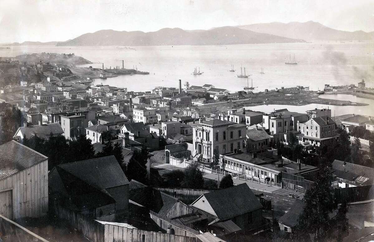 An aerial view from Telegraph Hill showing the waterfront in the background and residential houses in the foreground, taken in the 1880s.