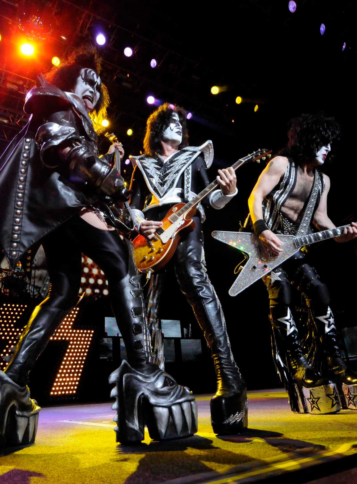 Kiss as. Kiss мелодия bravl.