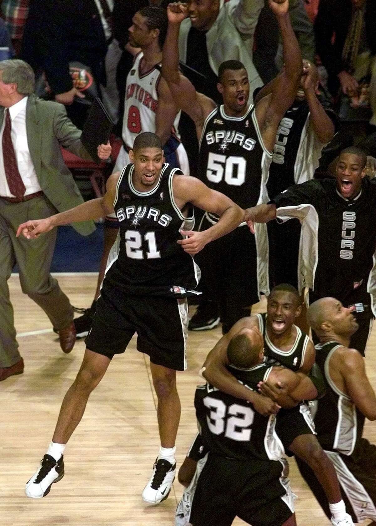 June 25, 1999: Tim Duncan (21), teammates David Robinson (50), Mario Elie, lower right, Antonio Daniels, right rear, Sean Elliott (32), Avery Johnson and Mario Elie celebrate after defeating the New York Knicks 78-77 in Game 5 of the clinch the 1999 NBA Finals. (AP Photo/Mark Lennihan)