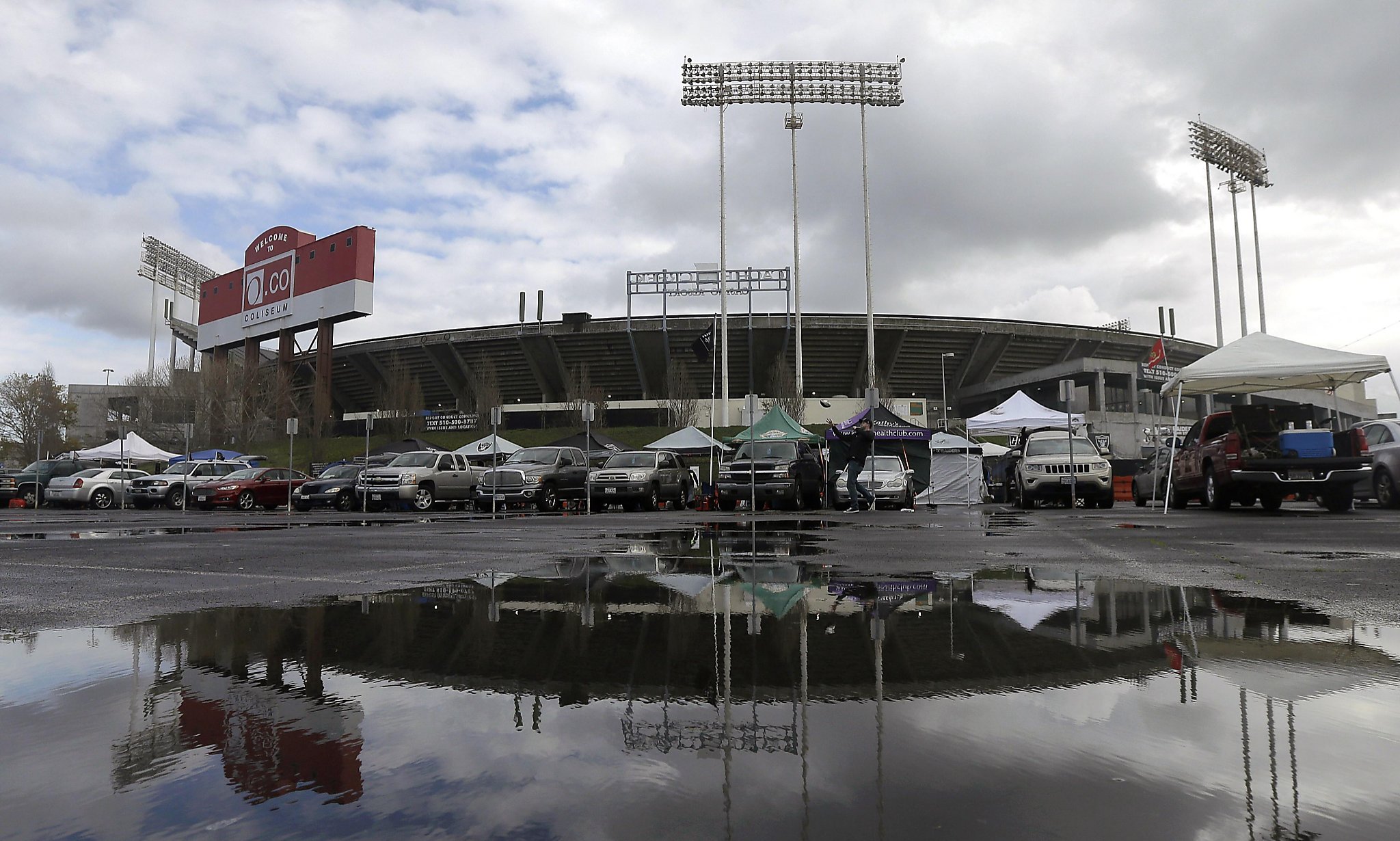 Outline emerges of Oakland stadium deal to keep Raiders