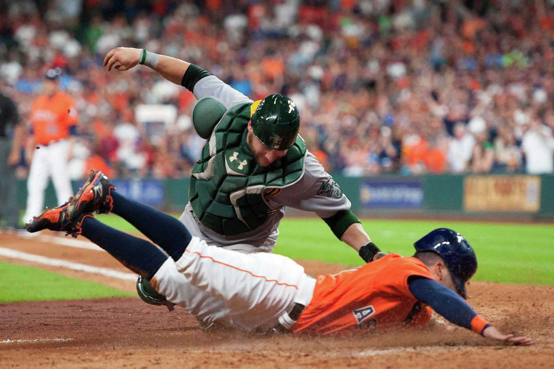 Luis Valbuena's walkoff HR lifts Astros past Athletics