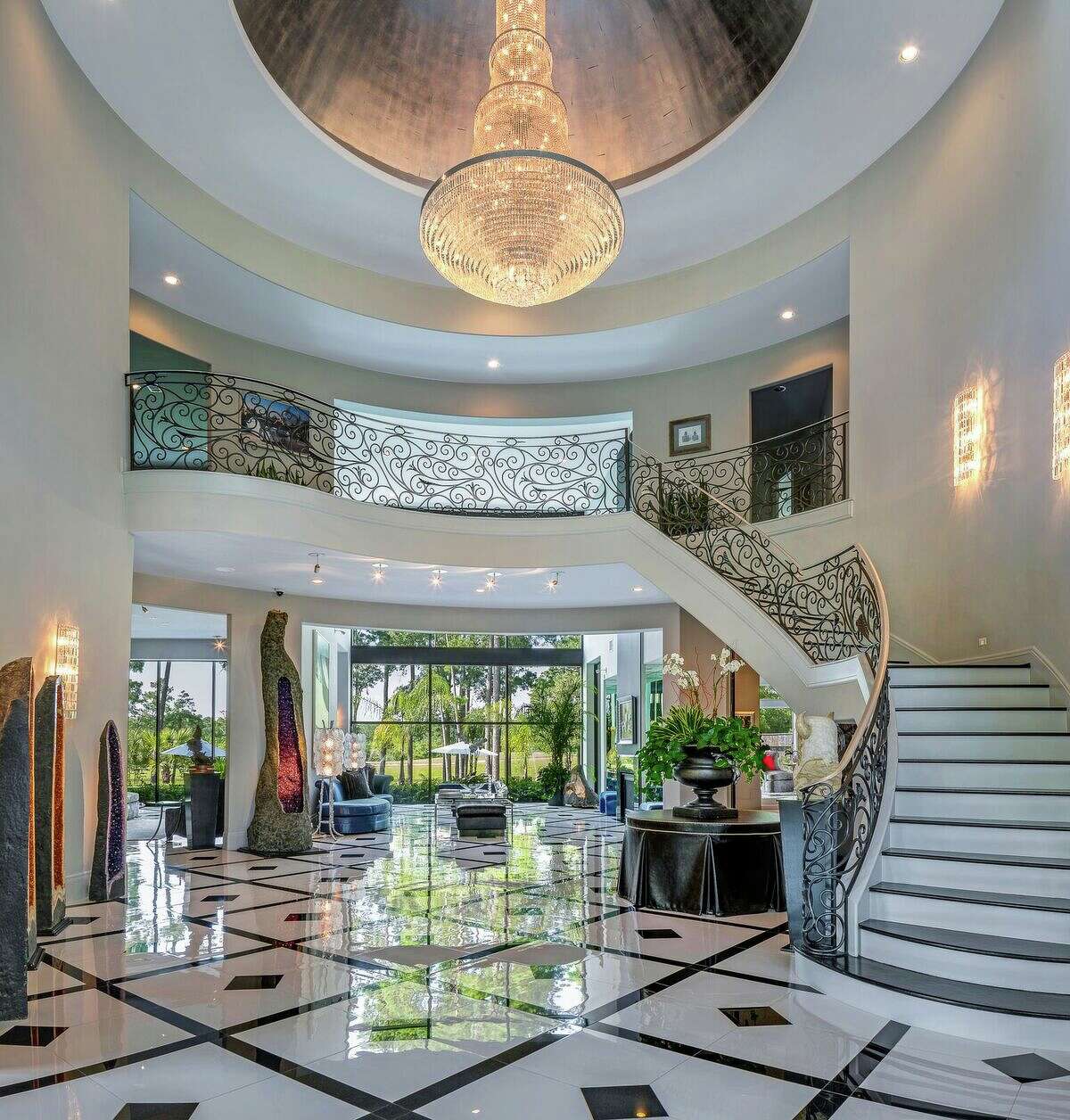 The Woodlands' Theresa Roemer auctioning off mansion