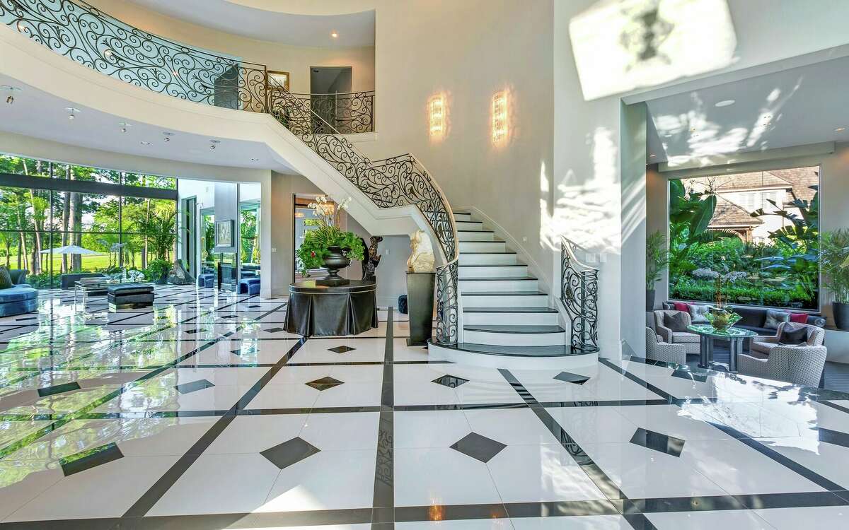 The Woodlands' Theresa Roemer auctioning off mansion