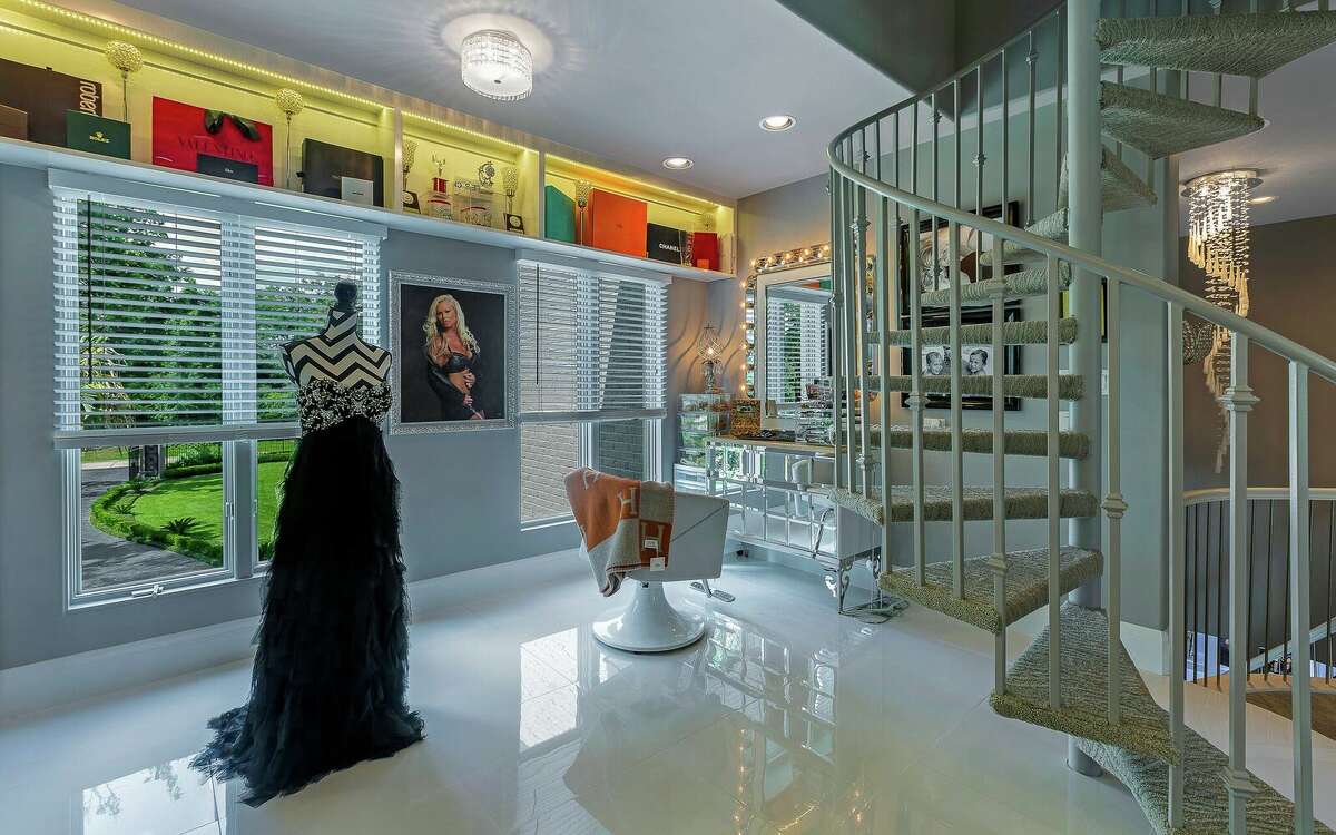 The Woodlands' Theresa Roemer auctioning off mansion