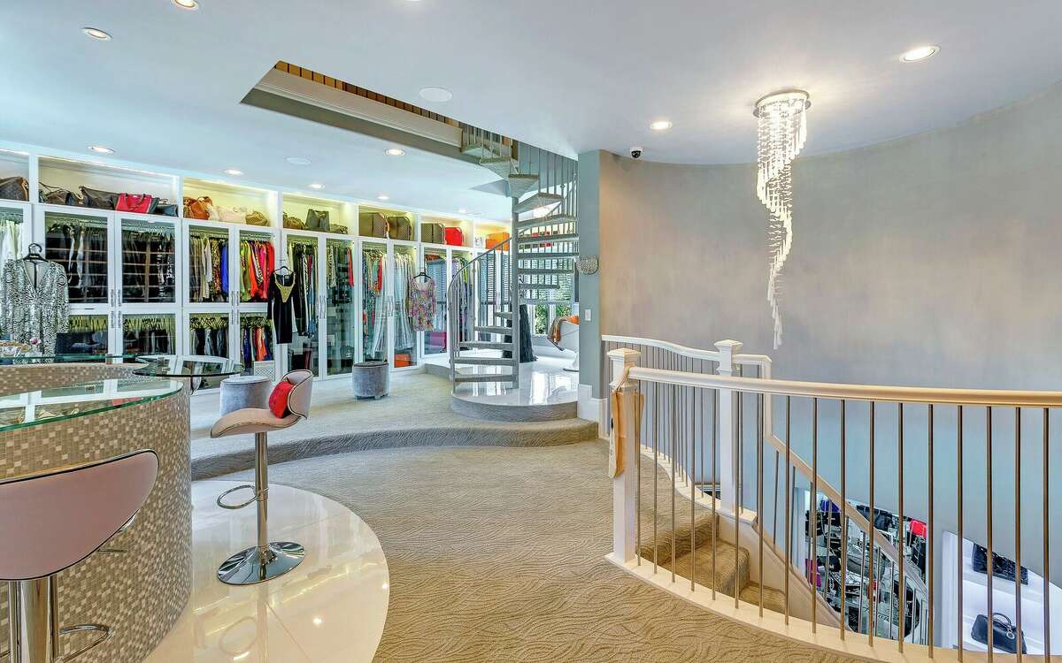 The Woodlands' Theresa Roemer auctioning off mansion