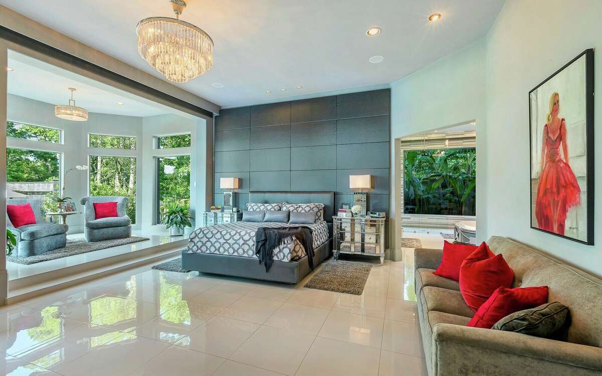 The Woodlands' Theresa Roemer auctioning off mansion