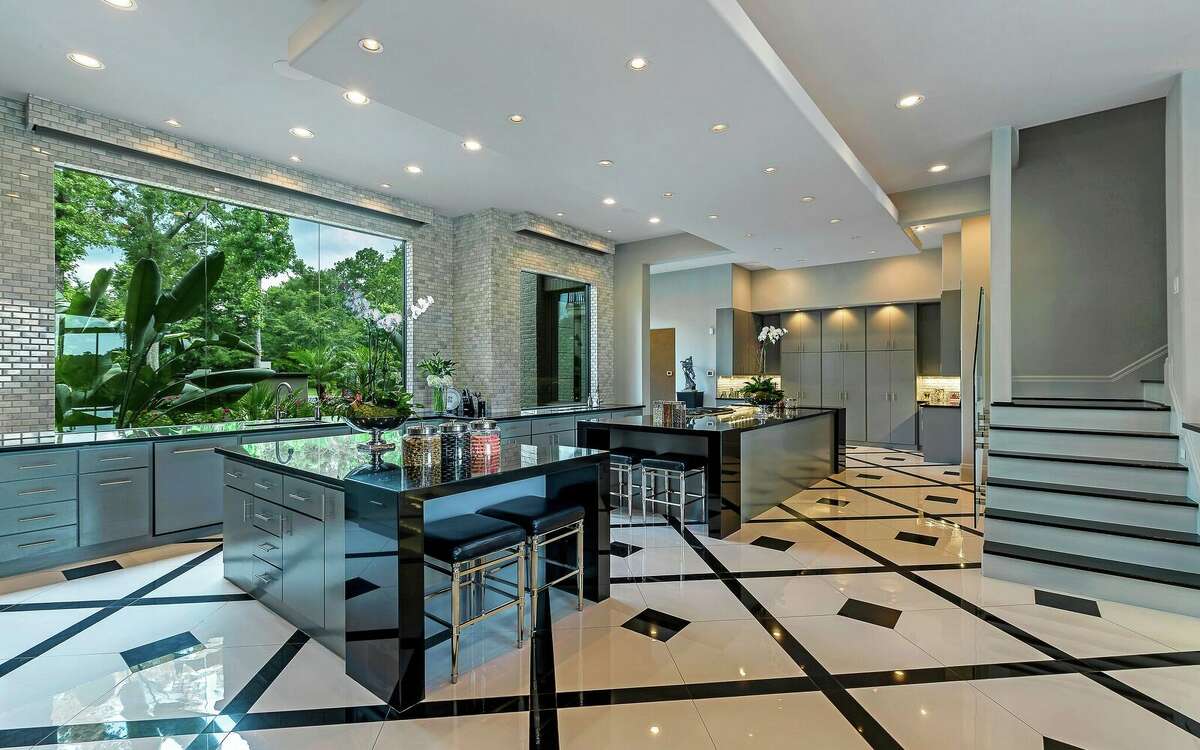 The Woodlands' Theresa Roemer auctioning off mansion