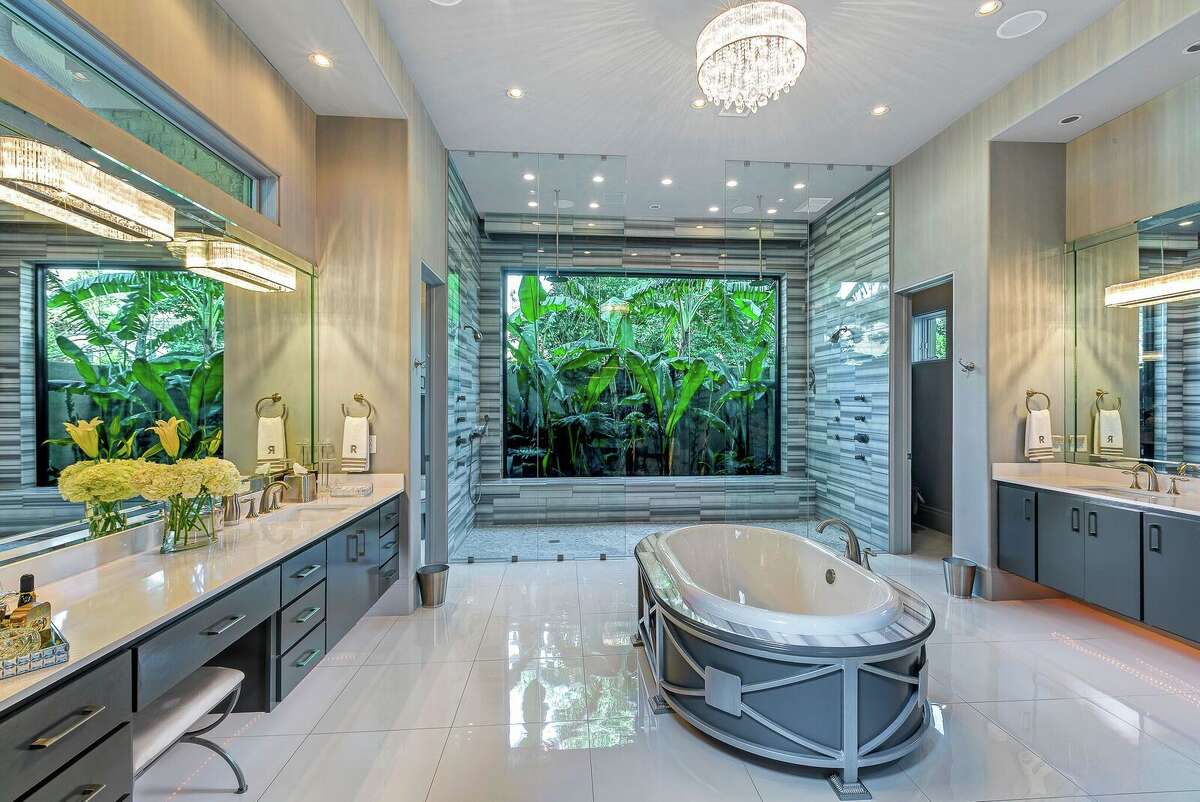 The Woodlands' Theresa Roemer auctioning off mansion