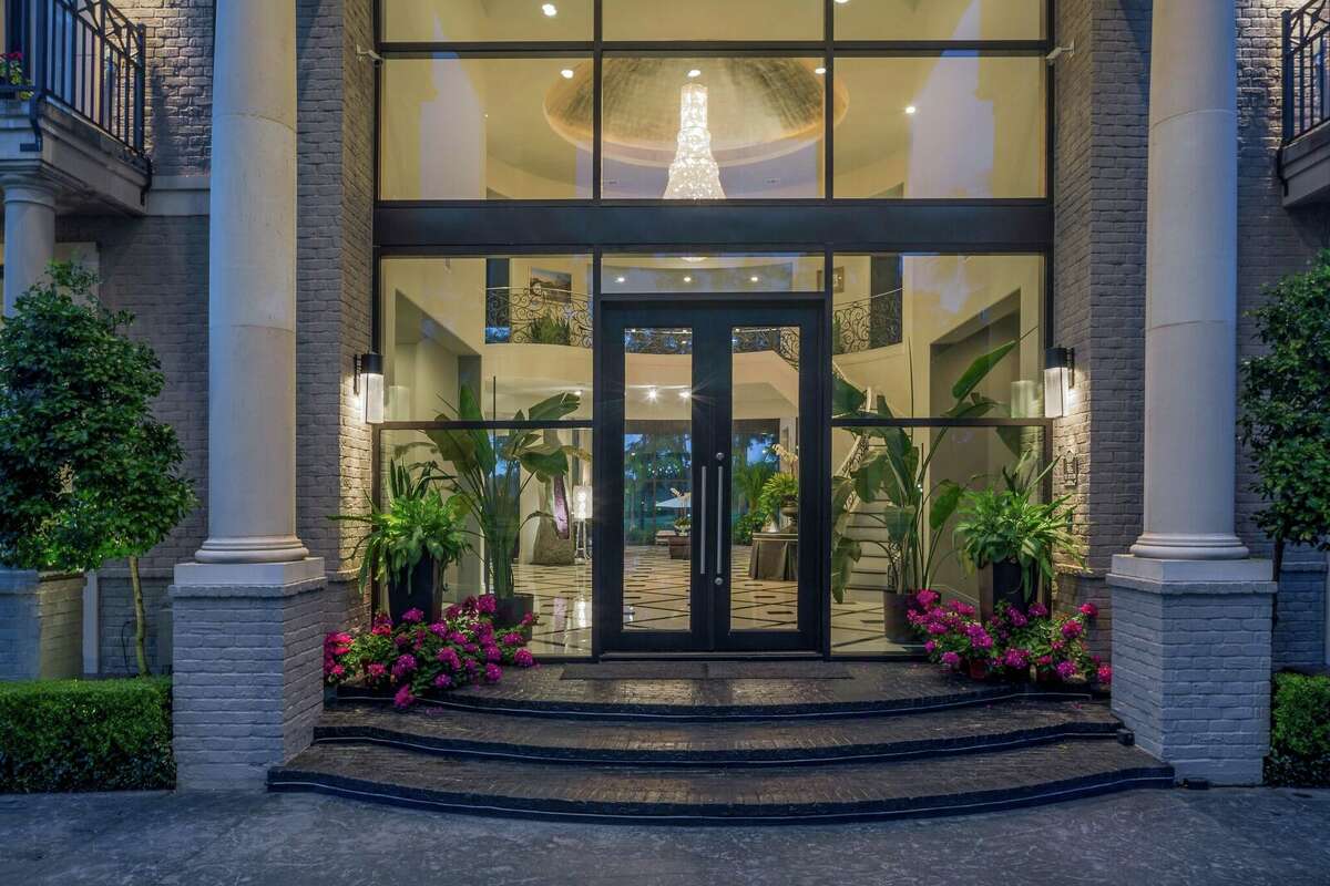 The Woodlands' Theresa Roemer auctioning off mansion