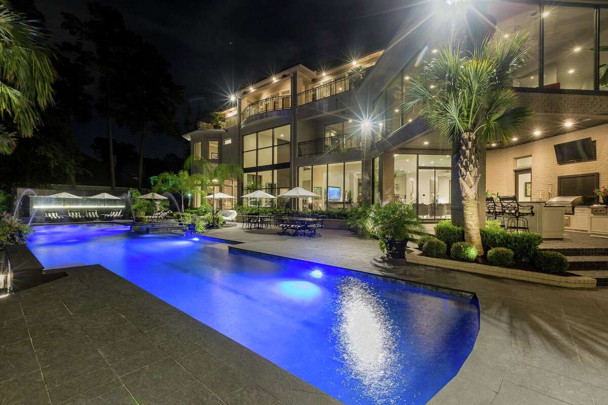 The Woodlands' Theresa Roemer auctioning off mansion