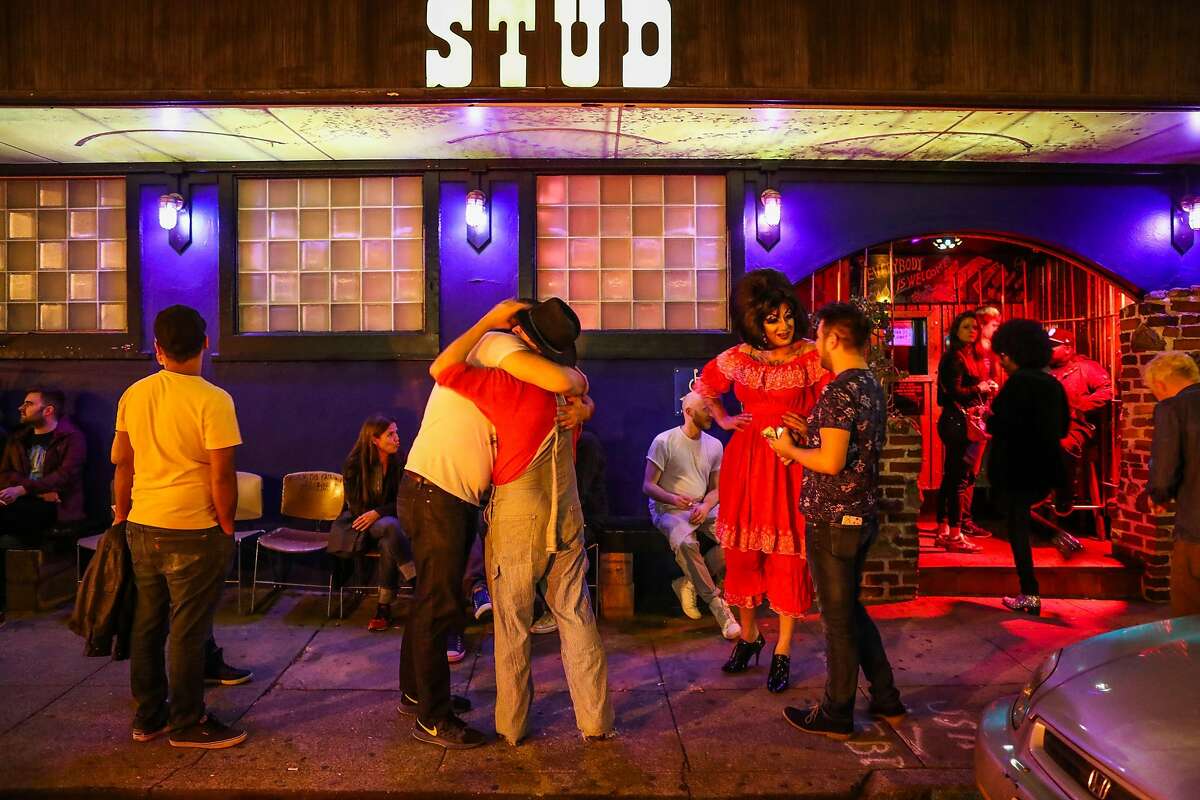 2016年7月8日，周五，人们在加州旧金山的Stud酒吧外聊天拥抱。