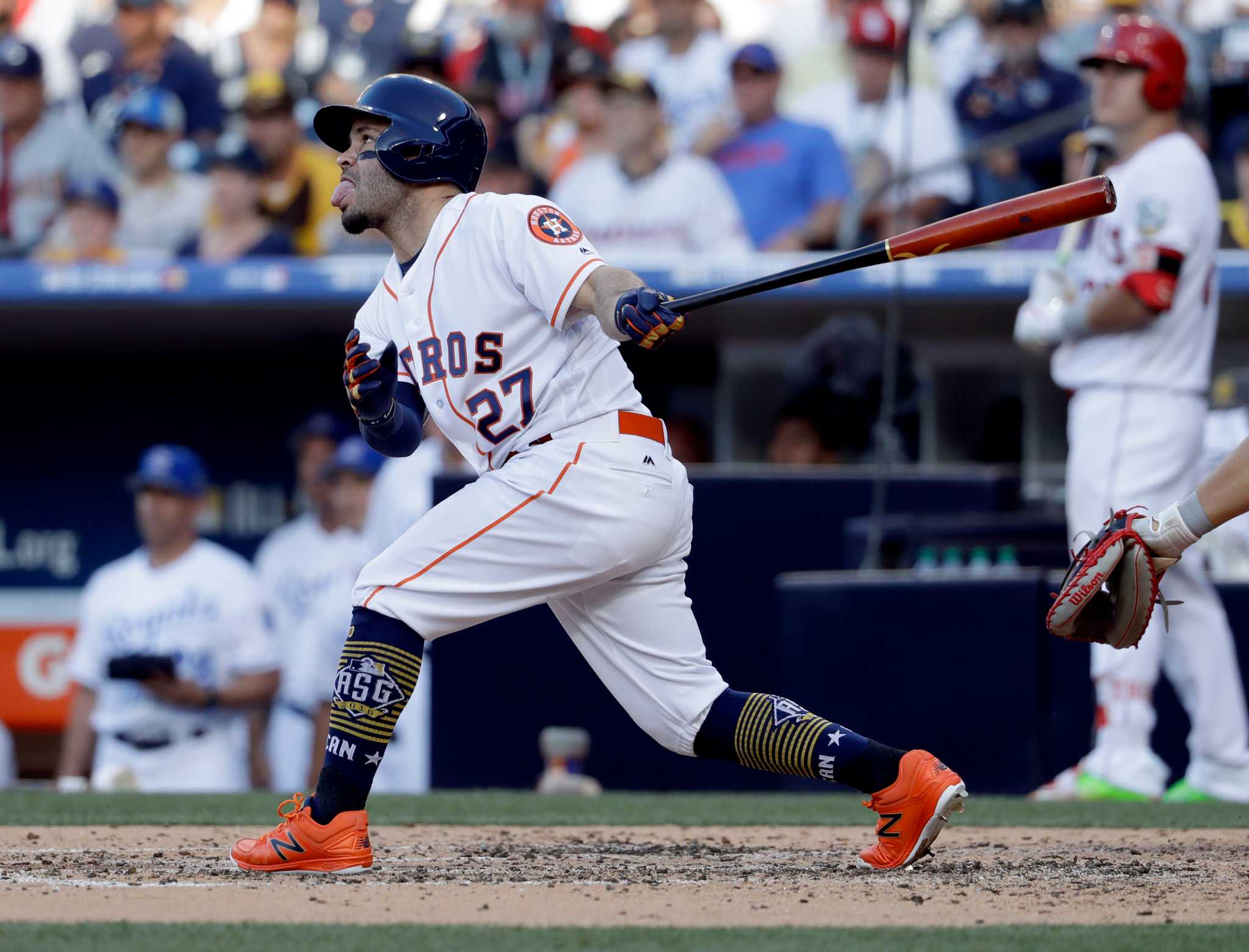 Jose Altuve needed a boost for photo with Aaron Judge