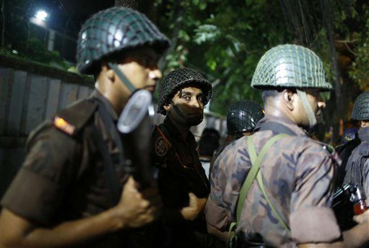 Soldados montan guardia cerca de un restaurante que fue atacado por hombres armados no identificados en Daca, Bangladesh, el viernes 1 de julio de 2016. (AP Foto)