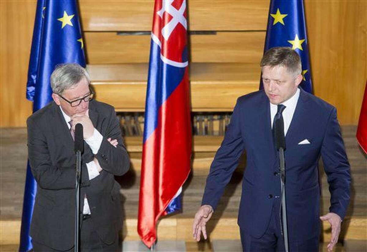 En la imagen, el primer ministro eslovaco, Robert Fico, a la derecha, habla durante una reunión informal con el presidente de la comisión europea, Jean-Claude Juncker, a la izquierda, antes de una cena ofrecida por Robert Fico en el castillo de Bratislava, Eslovaquia, el jueves 30 de junio de 2016. (AP Foto/Bundas Engler)