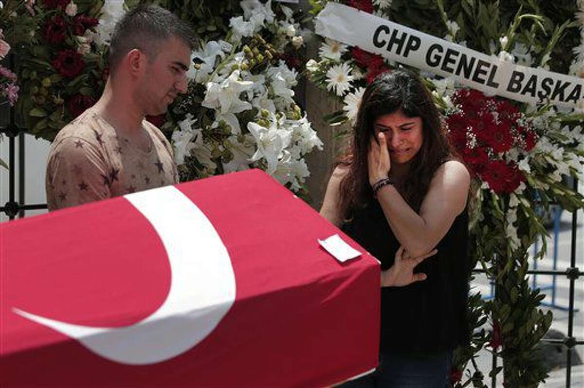 Una familiar de Habibullah Sefer, una de las víctimas fallecidas por el atentado del martes contra el aeropuerto de Atarkuk, en Estambul, llora junto al ataúd durante su funeral en Estambul, el 30 de junio de 2016. (AP Foto/Lefteris Pitarakis)