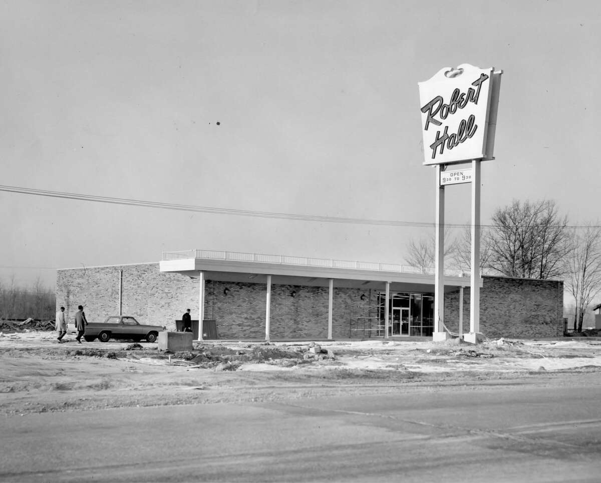 The Midland Robert Hall Clothes store at North Saginaw (Old Route 10) and Dublin roads. Robert Hall was America’s largest family clothing chain. The Midland store was No. 25 in Michigan. Nationally, the chain had 400 stores from Maine to Hawaii.
