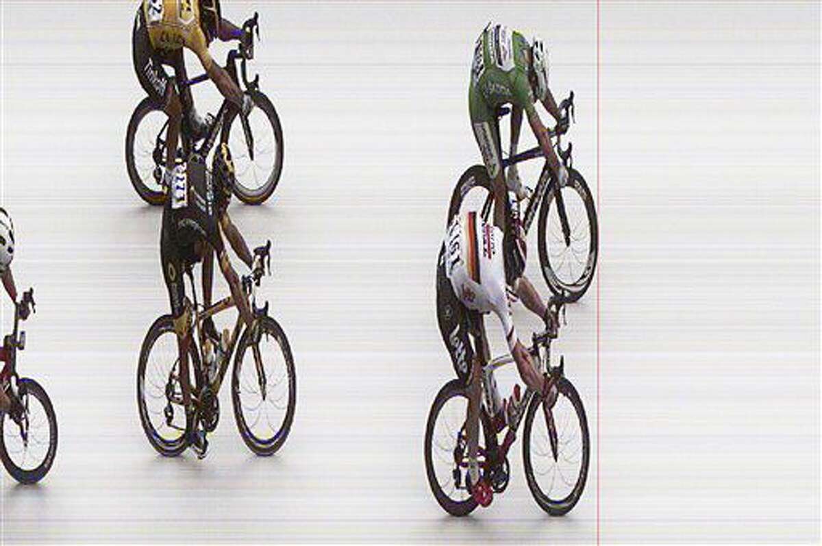 En imagen del final de fotografía proporcionada por A.S.O. el lunes 4 de julio de 2016, el británico Mark Cavendish, arriba a la derecha, cruza la meta ligeramente adelante del segundo lugar, el alemán Andre Greipel, seguidos por el francés Brian Coquard, abajo a la izquierda, y el cuarto lugar Peter Sagan, de Eslovaquia, para adjudicarse la tercera etapa del Tour de Francia en Angers, Francia. (A.S.O. via AP)