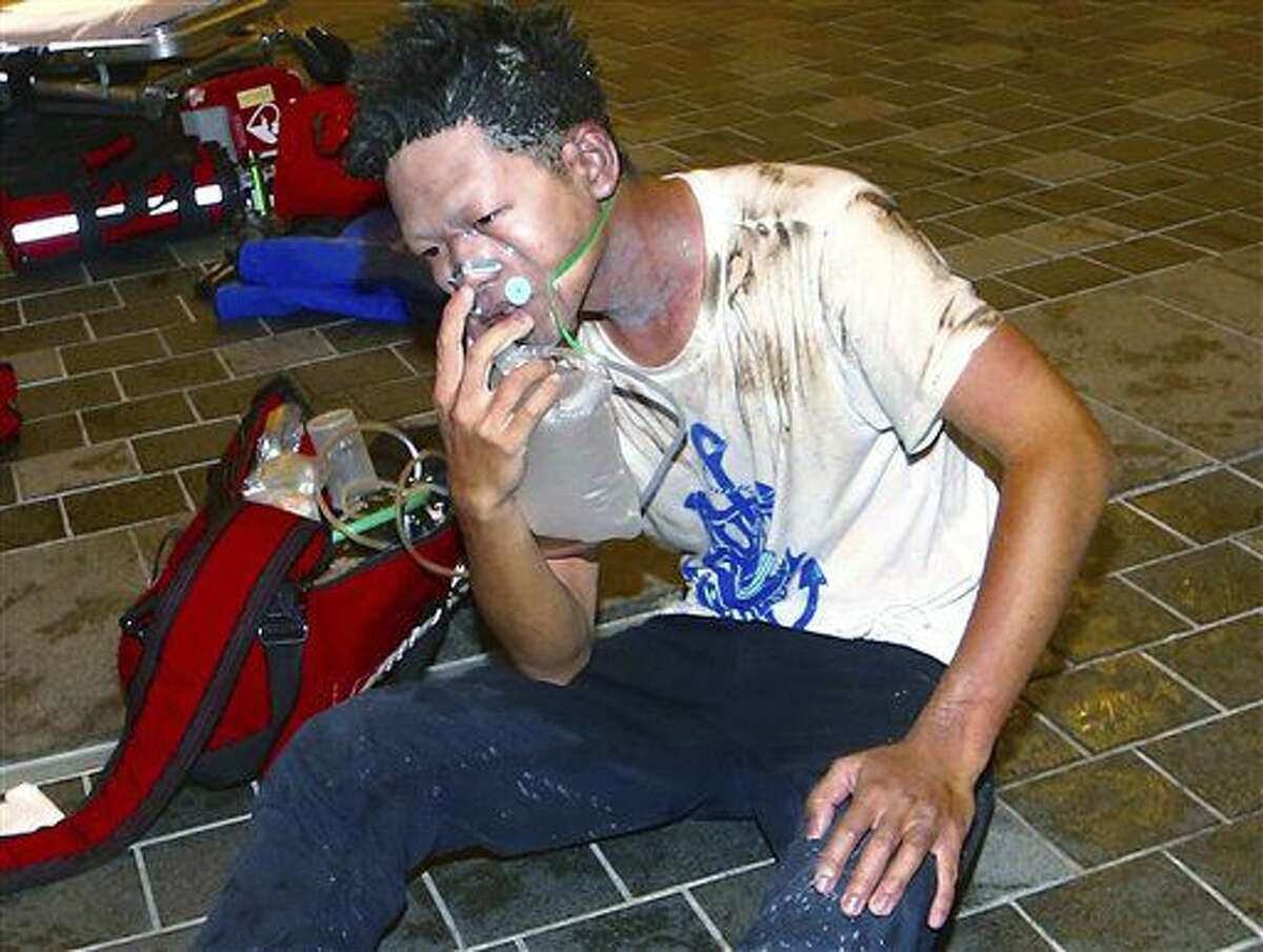 Un sobreviviente de la explosión que afectó a un tren en Taipei, Taiwán, el 7 de julio del 2016. (AP Photo/Jerry Chen)