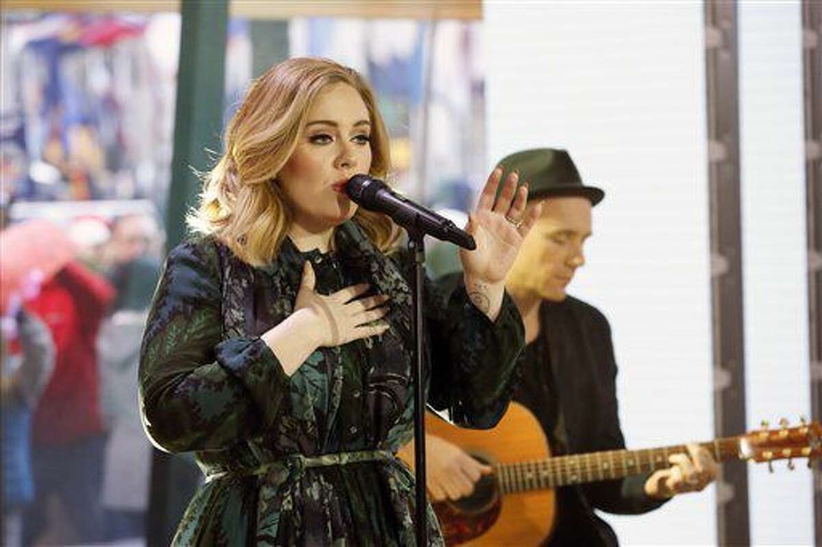 ARCHIVO - Adele se presenta en el programa "Today" para promover su álbum "25" en una fotografía de archivo del 25 de noviembre de 2015. Adele está en el 9no puesto de la lista anual de Forbes de las celebridades mejor pagadas con 80,5 millones. (Heidi Gutman/NBC via AP, archivo)