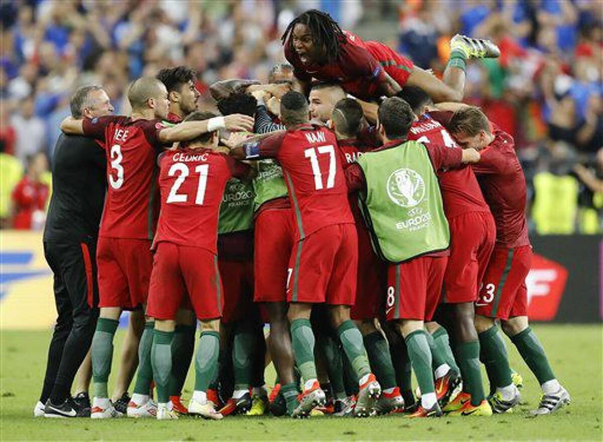Los jugadores de la selección de Portugal festejan luego que Eder anotó el gol que representó el triunfo sobre la anfitriona Francia en la final de la Eurocopa 2016 en el Stade de France de Saint-Denis, al norte de París, el domingo 10 de julio de 2016. (AP Foto/Frank Augstein)