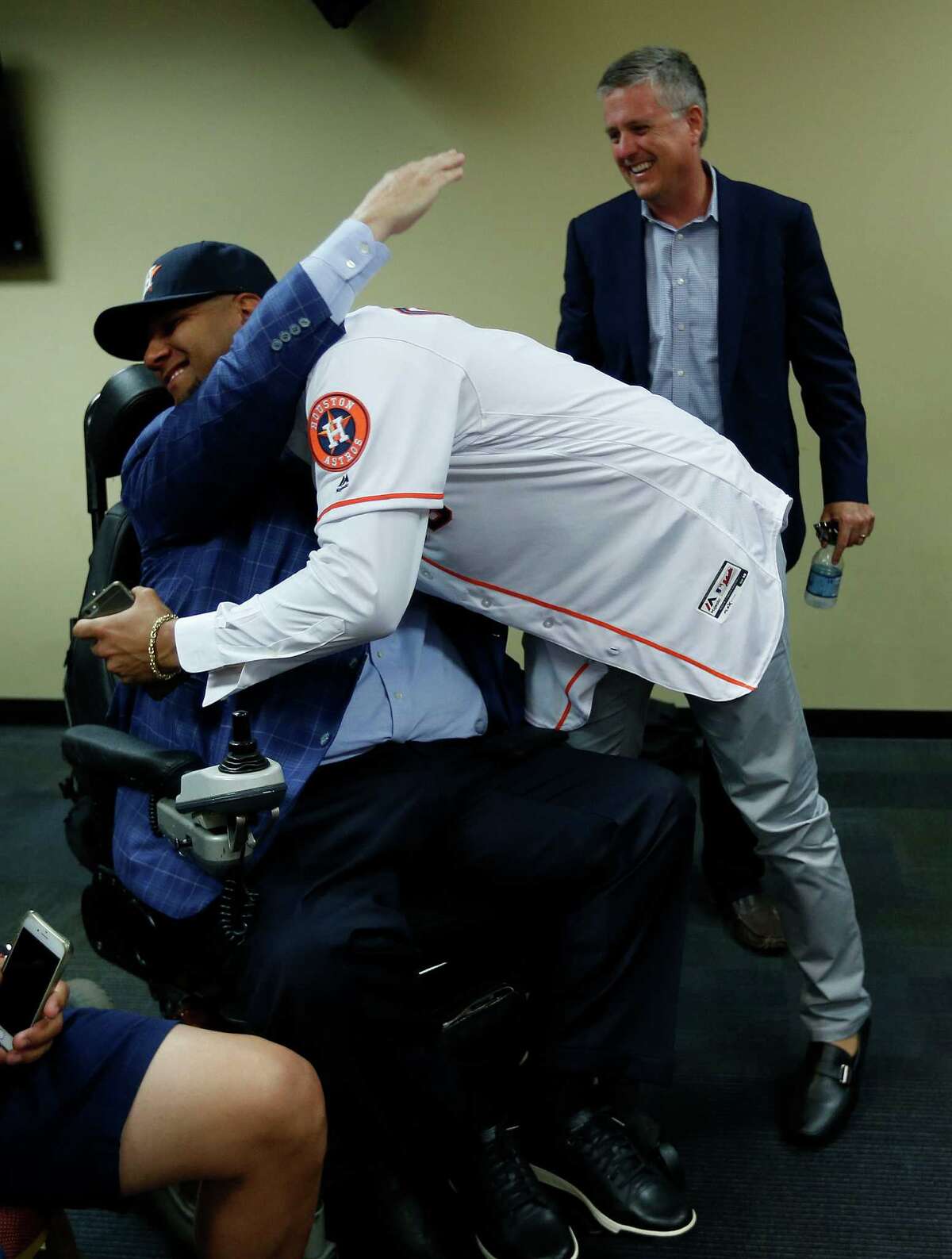 Astros introduce coveted signee Yulieski Gurriel