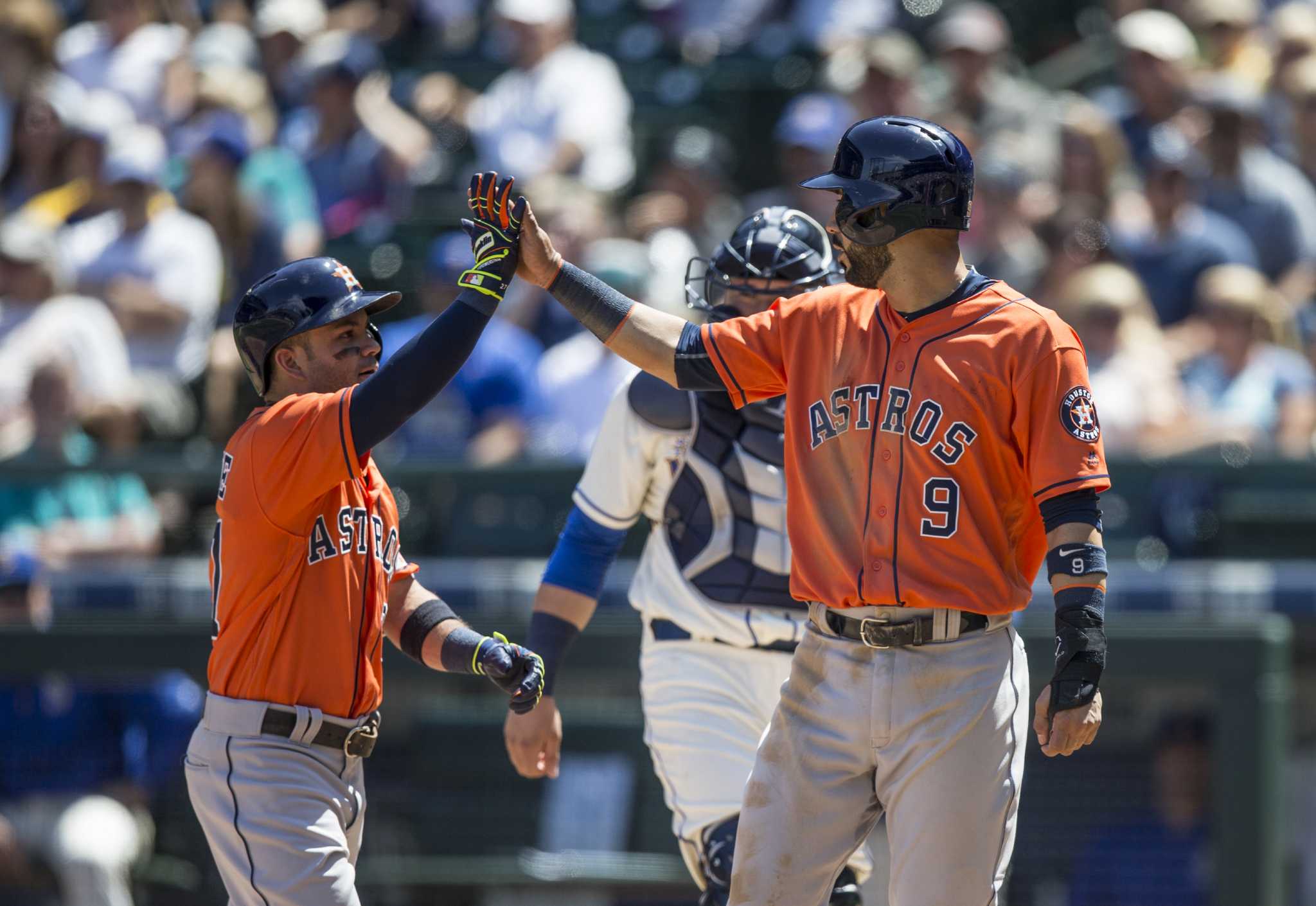 Astros beat Mariners in series finale to earn 50th win