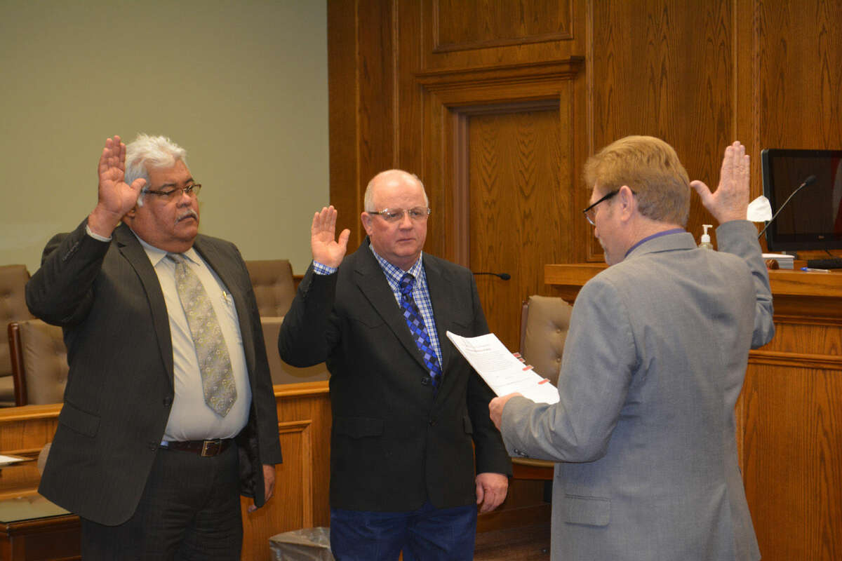 Beginning Sixth TermsDoug McDonough/Plainview HeraldCounty Commissioners Precinct 2 Mario Martinez and Precinct 4 Benny Cantwell receive their oaths of office from County Judge Bill Coleman at a New Year’s Day Swearing Ceremony on Thursday. Martinez and Cantwell were both elected to the county commissioners court during the same general election 20 years ago and are now starting their sixth terms in office.