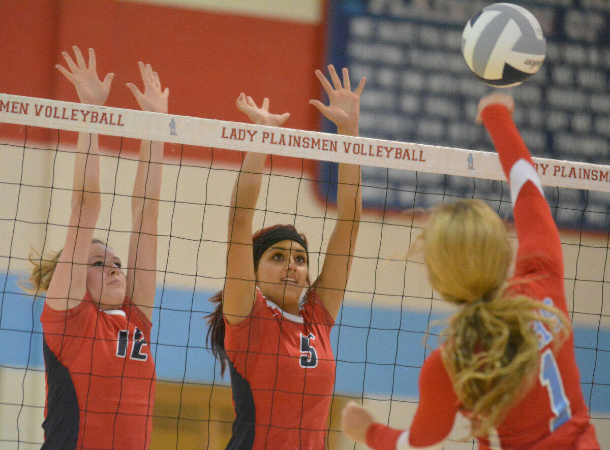 Lady Bulldogs notch first volleyball victory at tournament