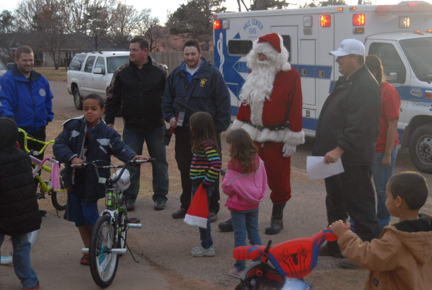 Santa joins Hale Center emergency crews in giving out gifts