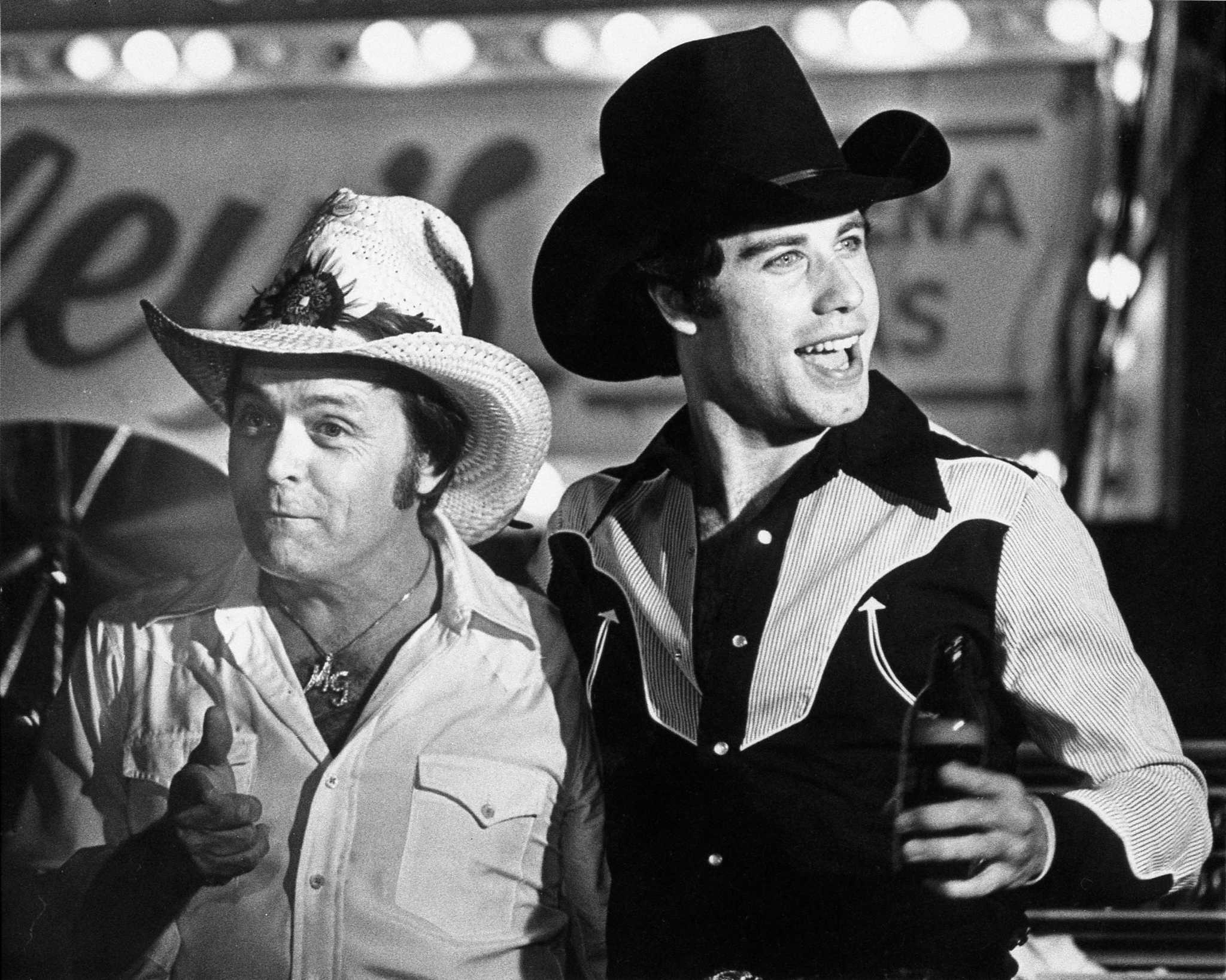 Стоять ковбой оригинал песни. Джон Траволта ковбой. Urban Cowboy Travolta. Городской ковбой США 1980.