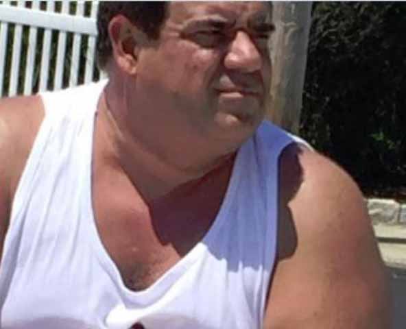 Man exposes himself to girls on the beach
