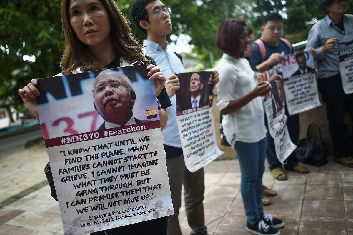 Search for missing Malaysia Airlines jet to be suspended