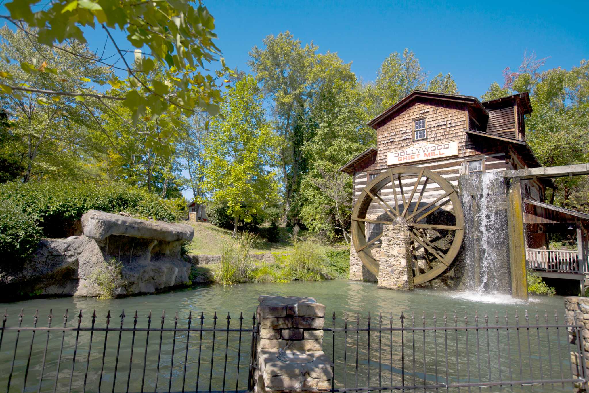 Dinner theater arrives in the land that Dolly Parton built