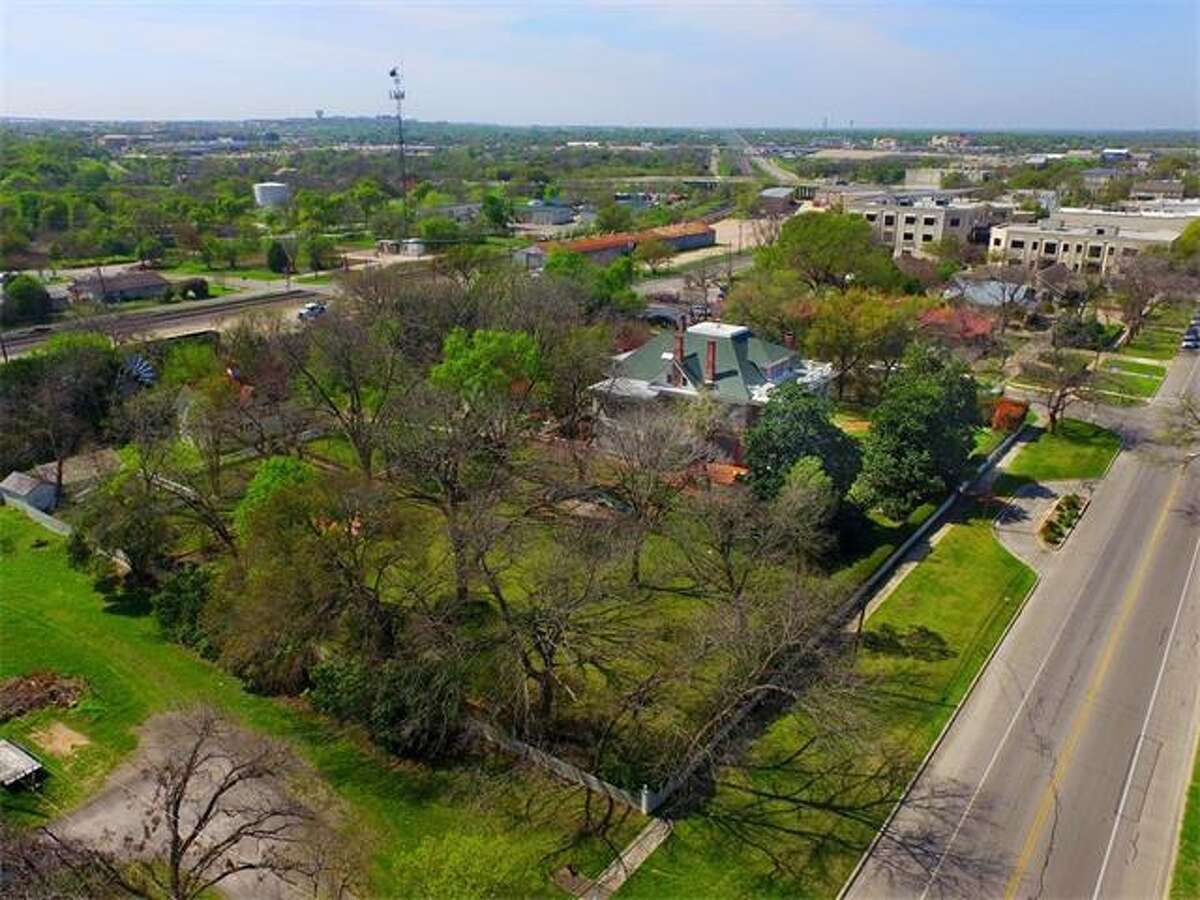 Round Rock mansion, a Texas Historic Landmark, listed at 2.5M