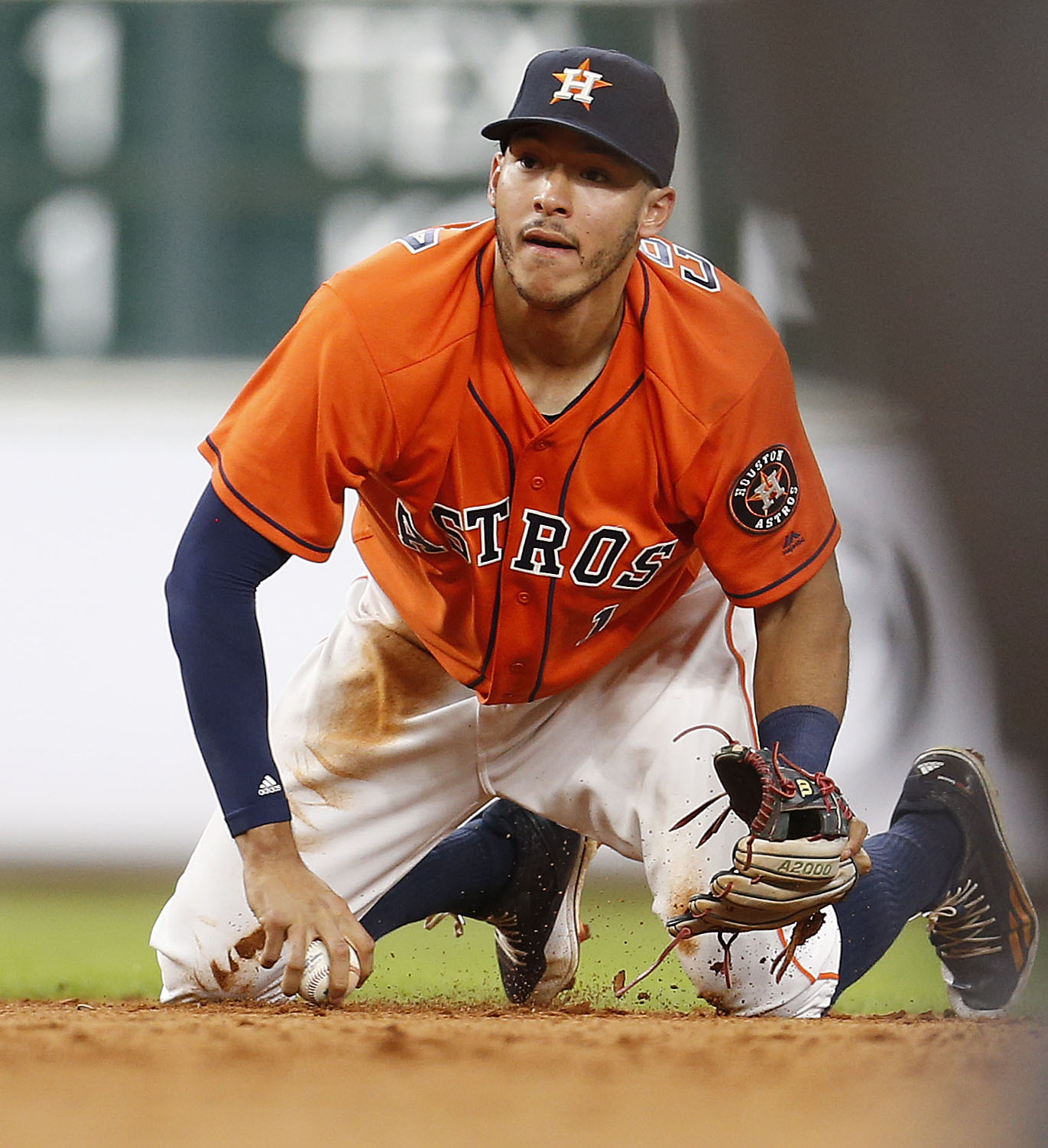 Astros' Marwin Gonzalez exits game with injured left wrist