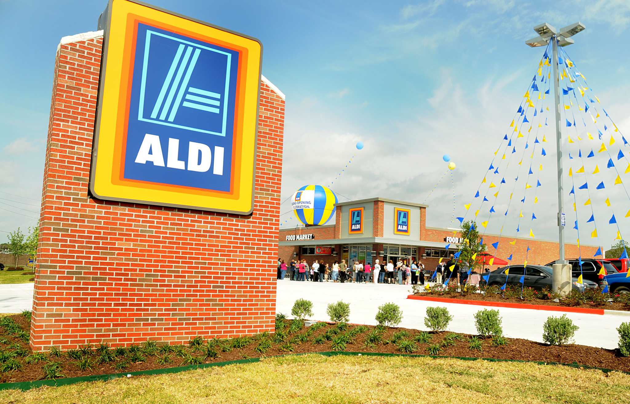 Retail Wrap Aldi prepares to put up a store in Willis