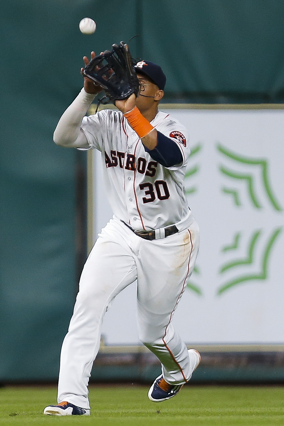 Astros' Marwin Gonzalez exits game with hand injury