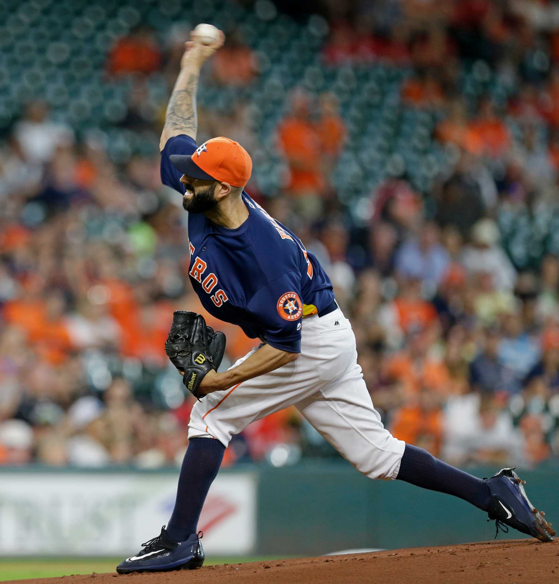 Astros' Marwin Gonzalez exits game with hand injury