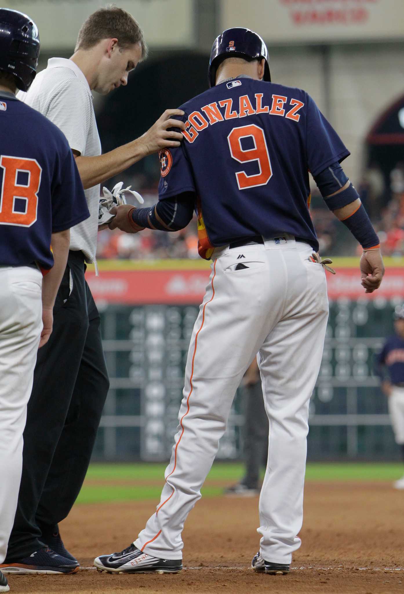 Astros' Marwin Gonzalez exits game with hand injury