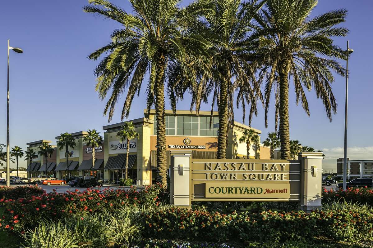 Griffin Partners has sold the Nassau Bay Town Square retail center. (JLL photo)