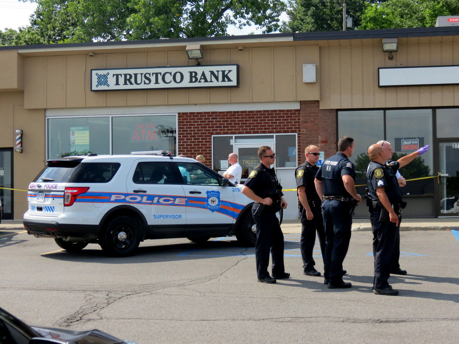 Albany police looking for suspect in Trustco bank robbery