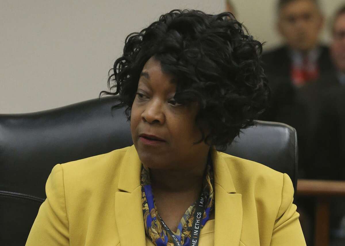 The board of CPS energy The board on Monday gave President and CEO Paula Gold-Williams a $290,000 bonus for her performance as interim CEO last year on top of a base pay of $445,000, giving her a 10.5 percent raise in total compensation.