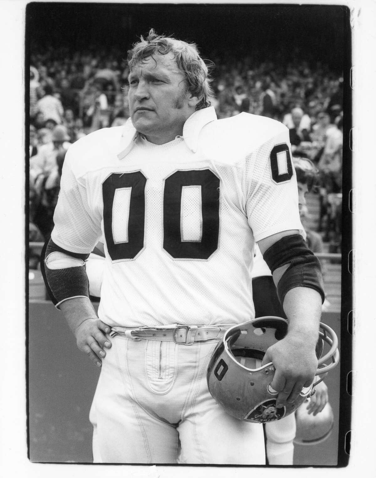 00 -- Raiders' Hall of Famer Jim Otto Notable: Warriors' Robert Parrish, Giants' Jeffrey Leonard