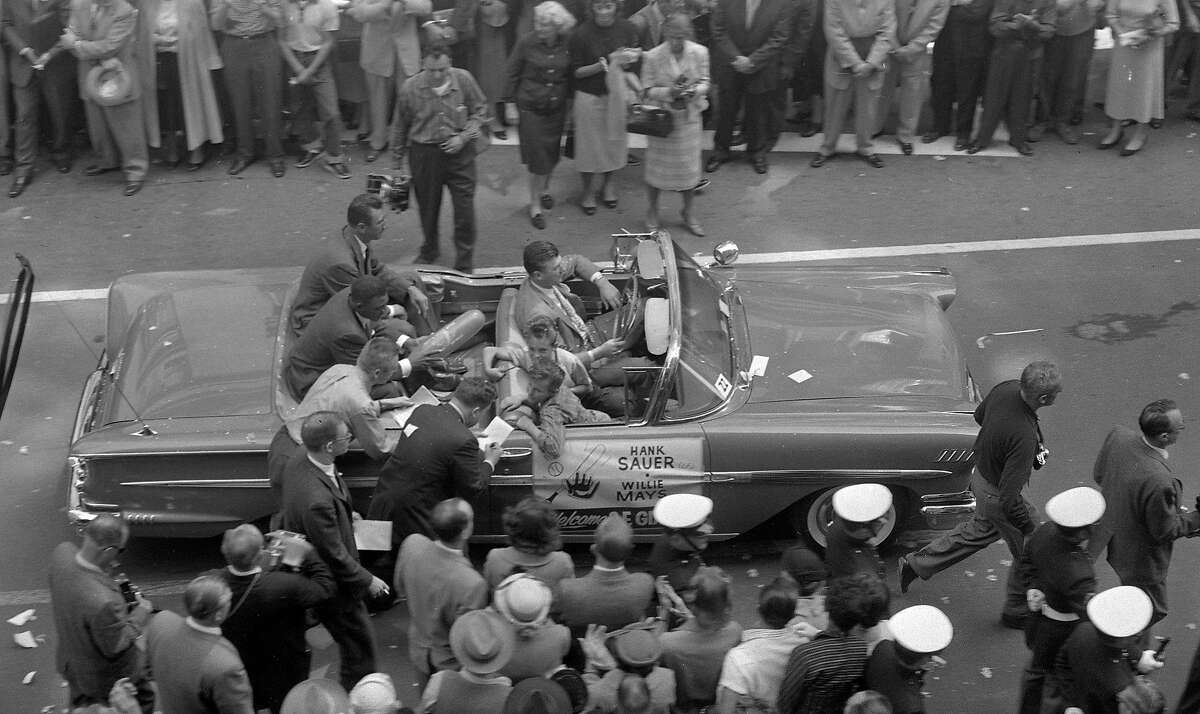 1958年4月14日，在旧金山巨人队的欢迎游行中，威利·梅斯和汉克·绍尔在市场街共享花车。