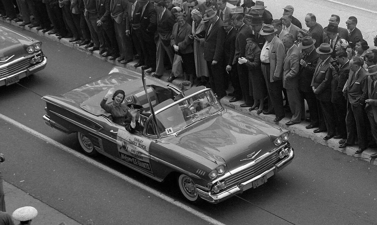 1958年4月14日，秀兰·邓波儿在旧金山巨人队欢迎游行的花车上挥手。