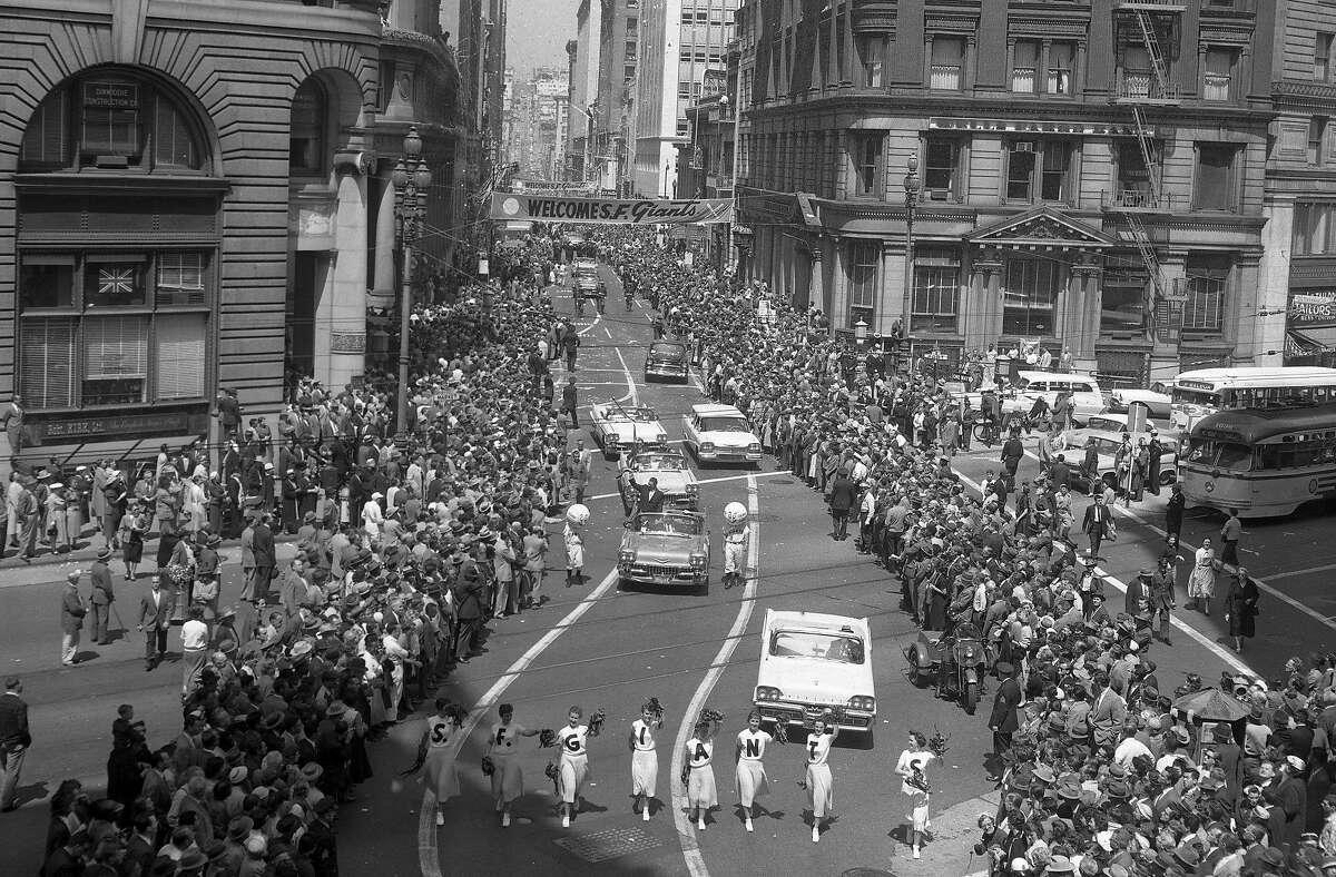 1958年4月14日，在旧金山巨人队的欢迎游行中，啦啦队员们走在市场街。