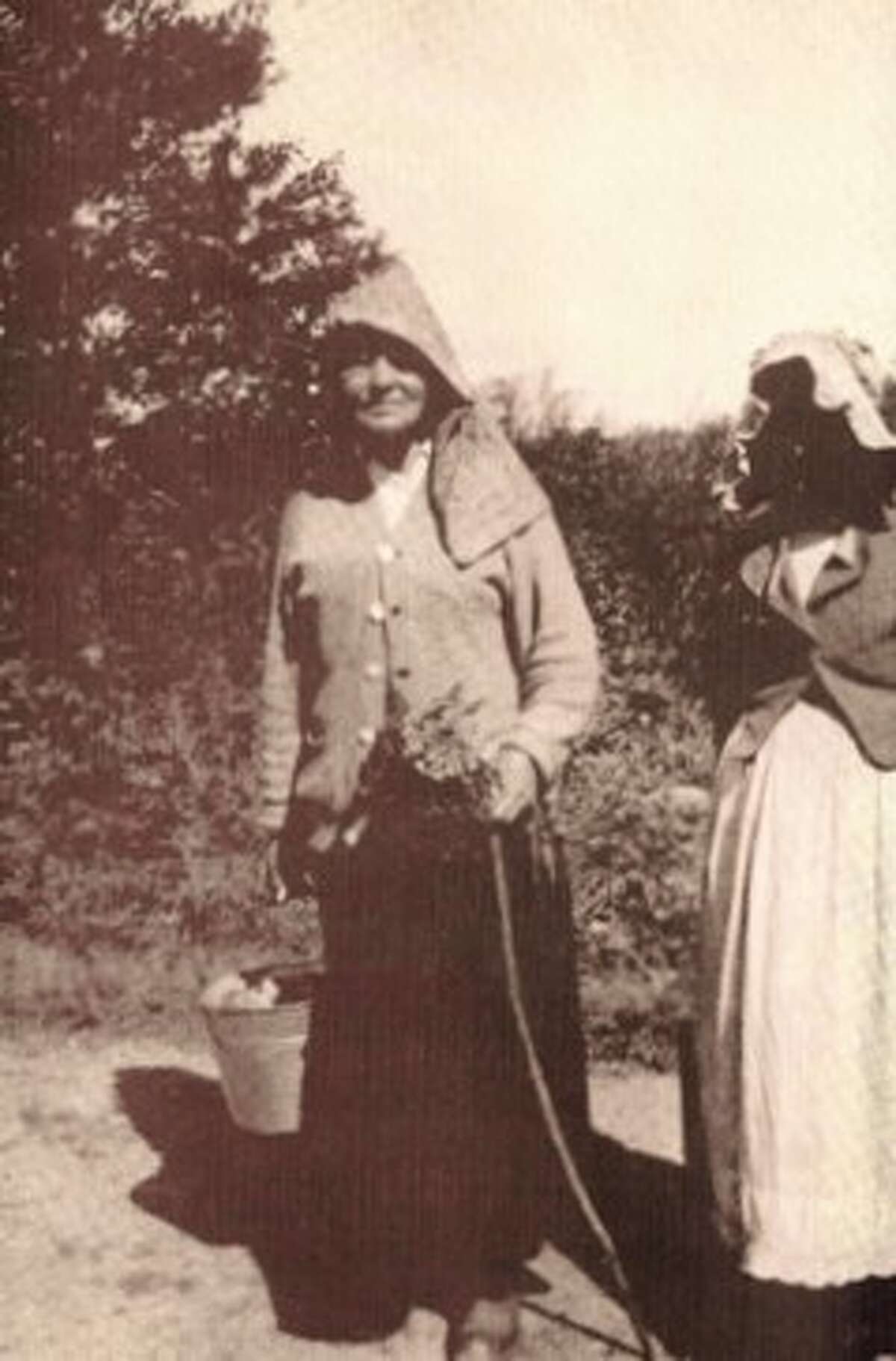 Taken in the first decade of the 20th century, it shows two women going to pick blueberries to sell to pay their taxes, and it's the photo that inspired the creation of the Austerlitz festival.