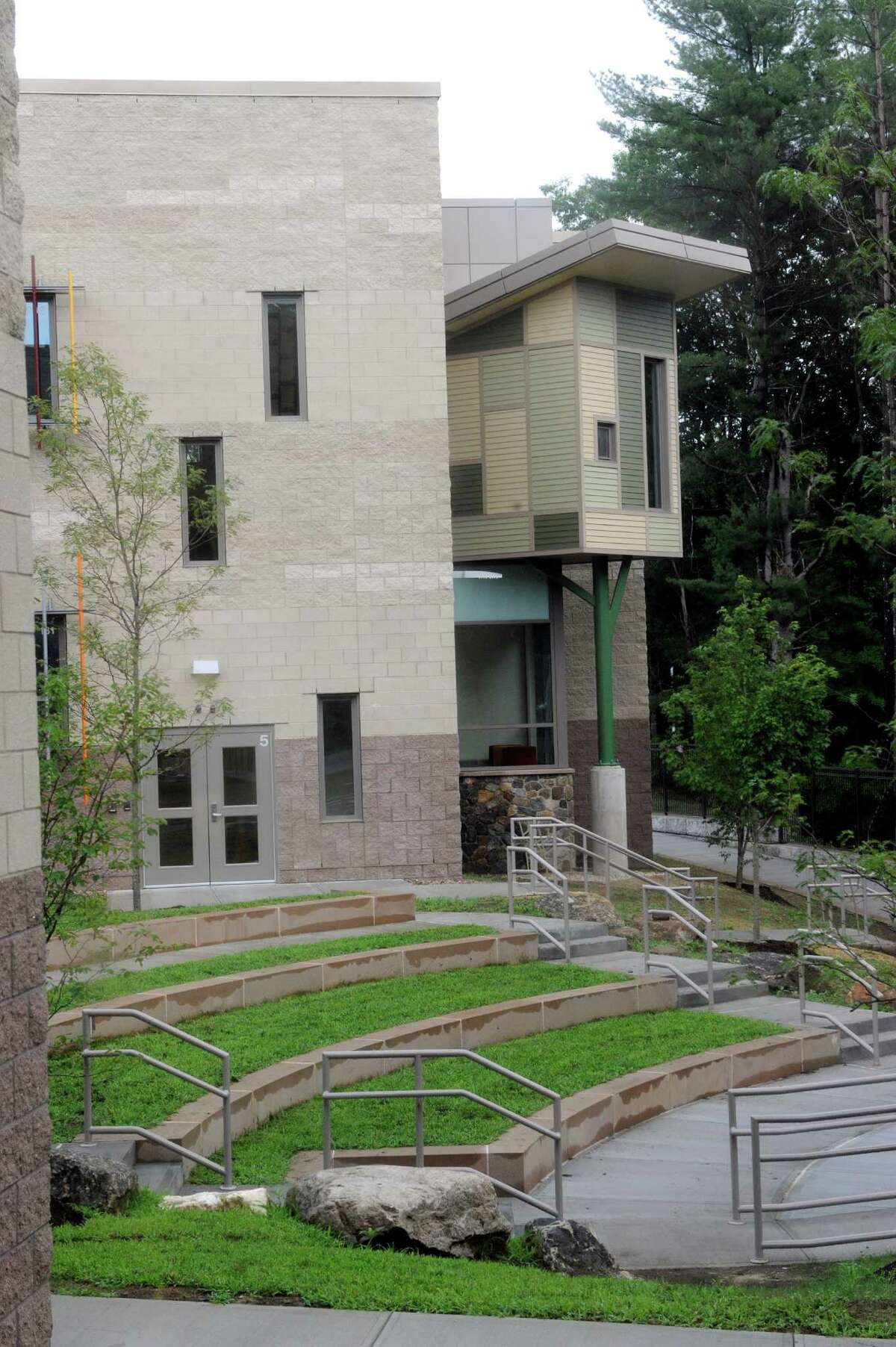 Newtown opens new Sandy Hook School for more community tours