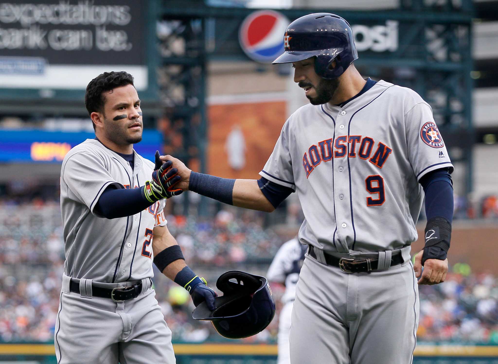 Astros' Marwin Gonzalez to visit specialist for sore right hand